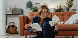 Jak stres wpływa na życie rodzinne i relacje Rodzina siedząca razem w salonie, rozmawiająca o stresie a życiu rodzinnym i wspierająca się nawzajem w trudnych momentach