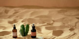 Jak wybierać świadome kosmetyki pielęgnacyjne? Stylowa kompozycja świadomych kosmetyków pielęgnacyjnych na naturalnym tle, podkreślająca ich etyczne pochodzenie i składniki