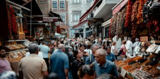 Jak świadome zakupy wpływają na gospodarkę? Grupa ludzi w sklepie wybiera świadome zakupy, zwracając uwagę na lokalne, ekologiczne produkty wspierające gospodarkę