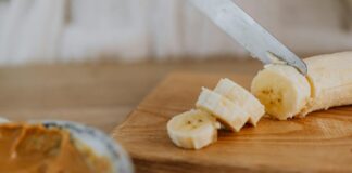 Szybkie i zdrowe przekąski do pracy na każdą porę dnia Kolorowe, zdrowe przekąski na biurku, idealne do pracy, wśród świeżych owoców i warzyw, zachęcające do szybkiej wartościowej