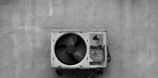 Wentylacja mechaniczna w zdrowym domu – klucz do komfortu Przestronny nowoczesny salon z systemem wentylacji mechanicznej w zdrowym domu, oferujący świeże powietrze i komfort mieszkań