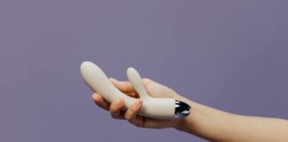 Najpopularniejsze zabawki erotyczne dla kobiet w 2026 roku Kolorowe zabawki erotyczne dla kobiet eksponowane na eleganckiej tkaninie, tworząc zachęcający klimat dla odkrywania przyjemn