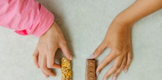 Przepis na zdrowe batony energetyczne w domu Kolorowe składniki, takie jak orzechy i suszone owoce, ułożone na blacie, idealne do zdrowych batoników energetycznych przepi