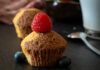 Zdrowe muffinki – przepisy na pyszne i pożywne wypieki Aparat skupiony na kolorowych zdrowych muffinkach wyłożonych na talerzu, idealnych na szybki deser lub przekąskę
