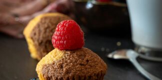 Zdrowe muffinki – przepisy na pyszne i pożywne wypieki Aparat skupiony na kolorowych zdrowych muffinkach wyłożonych na talerzu, idealnych na szybki deser lub przekąskę