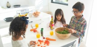 Zdrowe obiady dla dzieci – pyszne i łatwe przepisy Kolorowy stół zastawiony zdrowymi potrawami, idealnymi na zdrowe obiady dla dzieci, zachęca do wspólnego gotowania