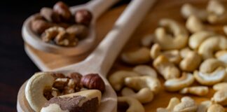 Zdrowe przekąski bezglutenowe – przepisy i porady Smaczne zdrowe przekąski bezglutenowe w formie kolorowych sałatek i owoców na drewnianym stole, idealne do wypróbowania z prz