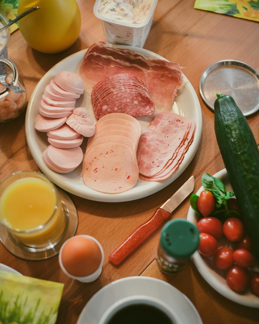 Kolorowe talerze z różnorodnymi zdrowymi przekąskami białkowymi, idealnymi do regeneracji po treningu, wśród składników przep