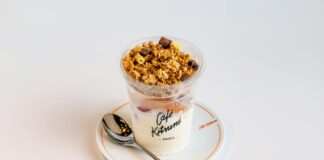 Zdrowe przekąski jogurtowe na każdą okazję Atrakcyjne zdrowe przekąski jogurtowe w miseczkach, ozdobione świeżymi owocami i orzechami, idealne do wypróbowania w przepis