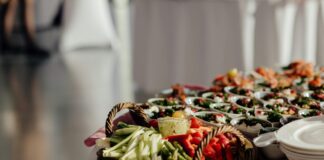 Zdrowe przekąski na imprezę, które zachwycą gości Kolorowe talerze z zdrowymi przekąskami na imprezę, wśród nich warzywa, hummus i orzechy, idealne dla gości