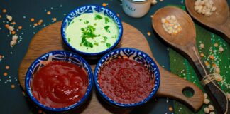 Smaczne i zdrowe przekąski wegańskie na każdą okazję Kolorowa kompozycja zdrowych przekąsek wegańskich, takich jak owocowe smoothie, orzechy i warzywa, idealna na każdy dzień