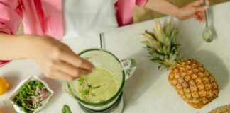 Jak przygotować zdrowe smoothie jako pyszną przekąskę Kolorowe składniki smoothie w miseczkach, smoothie w szklankach, zdrowe przepisy na przekąski rozłożone na stole