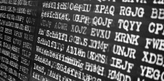 Czym jest alfabet? Historia i znaczenie tego systemu Kolorowe litery alfabetu na tle dziecięcych rysunków, symbolizujące naukę i rozwój umiejętności pisania