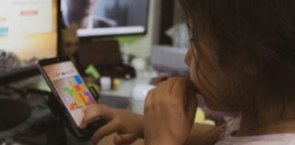 Najlepsze aplikacje do nauki angielskiego dla dzieci Kolorowe interfejsy aplikacji do nauki angielskiego dla dzieci, owocowe ilustracje i uśmiechnięte dzieci korzystające z table