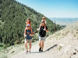 Weekend z dziećmi w górach – 5 atrakcyjnych miejsc Rodzina w górach spacerująca po malowniczym szlaku, idealne atrakcyjne miejsca na weekend z dziećmi w górach