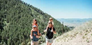 Weekend z dziećmi w górach – 5 atrakcyjnych miejsc Rodzina w górach spacerująca po malowniczym szlaku, idealne atrakcyjne miejsca na weekend z dziećmi w górach