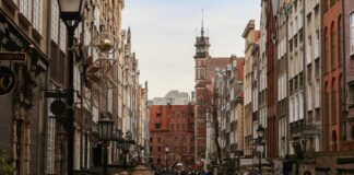 Cannibalizacja słów kluczowych – wyjaśniamy co to jest Grafika ilustrująca temat cannibalizacji słów kluczowych, z motywującymi hasłami SEO na tle nowoczesnego biura