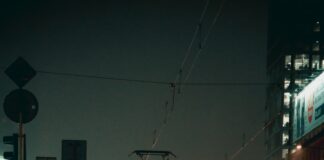 Core Web Vitals a pozycjonowanie w 2025 roku Nowoczesne biuro z pracownikami analizującymi dane dotyczące Core Web Vitals w kontekście pozycjonowania stron internetowych