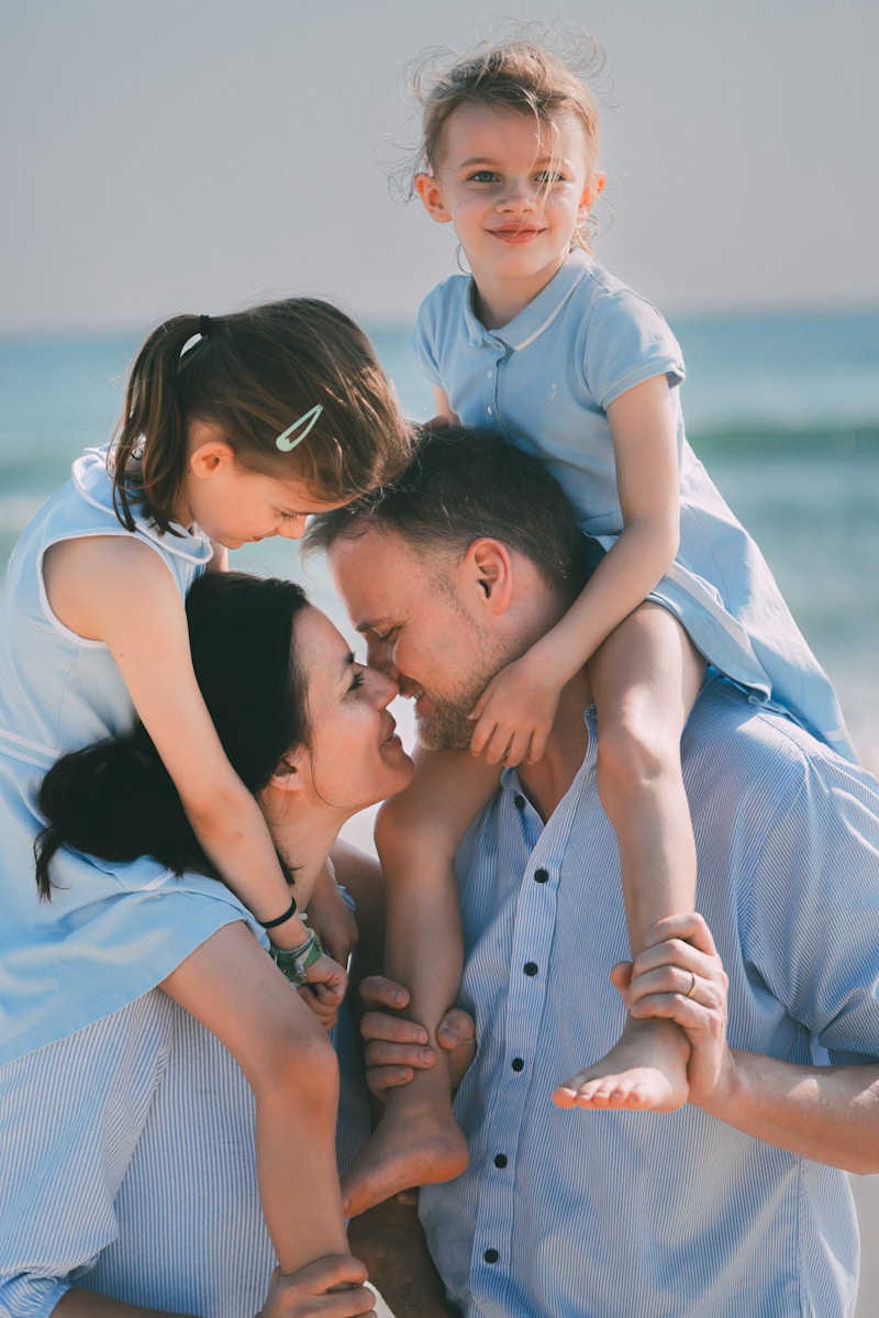 Córka bawi się z tatusiem w parku, uśmiechnięta i szczęśliwa, co podkreśla jej bliskość do taty nad mamą