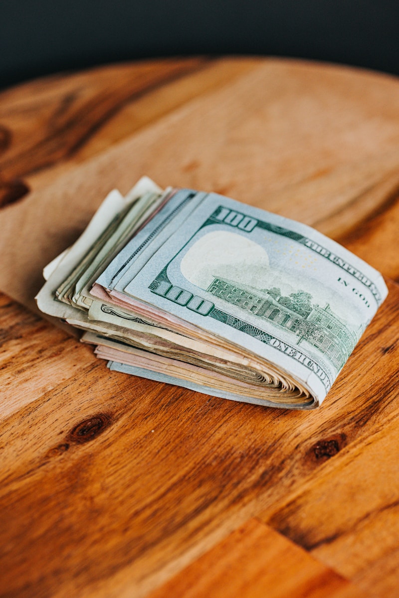 Kobieta przeglądająca wykresy inwestycyjne na laptopie, myśląc o tym, gdzie inwestować pieniądze w przyszłość