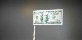 Gdzie inwestować pieniądze? Przewodnik Widok na kobiety planujące inwestycje w różnych obszarach finansowych, symbolizujący pytanie, gdzie inwestować pieniądze