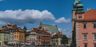 Weekend z dziećmi w Polsce: najlepsze miejsca do odwiedzenia Rodzina spędzająca czas na świeżym powietrzu, odkrywająca atrakcje weekendowe w Polsce, idealne dla dzieci