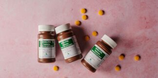 Jak naturalnie regulować gospodarkę hormonalną po 40 Kobieta w średnim wieku relaksuje się na łonie natury, harmonizując gospodarkę hormonalną po 40, otoczona zielenią i spokojem