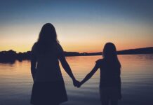 Granice w relacji z córką – jak je ustalić i pielęgnować Wzruszający moment ojca z córką, symbolizujący balansu granic w relacji i emocjonalnej bliskości, które są kluczowe dla rozwo