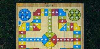 Gry edukacyjne w języku angielskim dla dzieci Kolorowe plansze gier edukacyjnych w języku angielskim dla dzieci leżą na stole, otoczone radosnymi dziećmi w trakcie zabawy