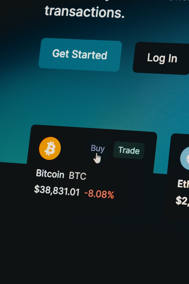 Kobieta analizuje wykresy kryptowalutowego rynku, zastanawiając się, ile inwestować w kryptowaluty na komputerze.