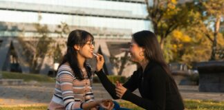 Jak rozmawiać z nastoletnią córką o jej życiu i uczuciach Rodzic w ciepłej atmosferze rozmawia z nastoletnią córką, starając się zrozumieć, jak rozmawiać z nastoletnią córką w trudnyc