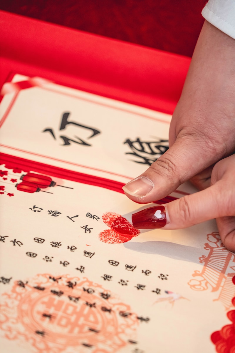 Zbliżenie na elegancką kaligrafię na papierze, z finezyjnymi literami i subtelnymi zdobieniami w tle