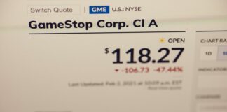 Jakie akcje kupić? Sprawdź najlepsze opcje na rynku Kobieta analizująca wykresy giełdowe na laptopie, zastanawiając się, które akcje kupić dla lepszego inwestowania