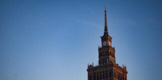 Linkowanie wewnętrzne w SEO – jak poprawić widoczność Graficzna wizualizacja linkowania wewnętrznego SEO z schematem struktury witryny oraz strzałkami pokazującymi powiązania międ