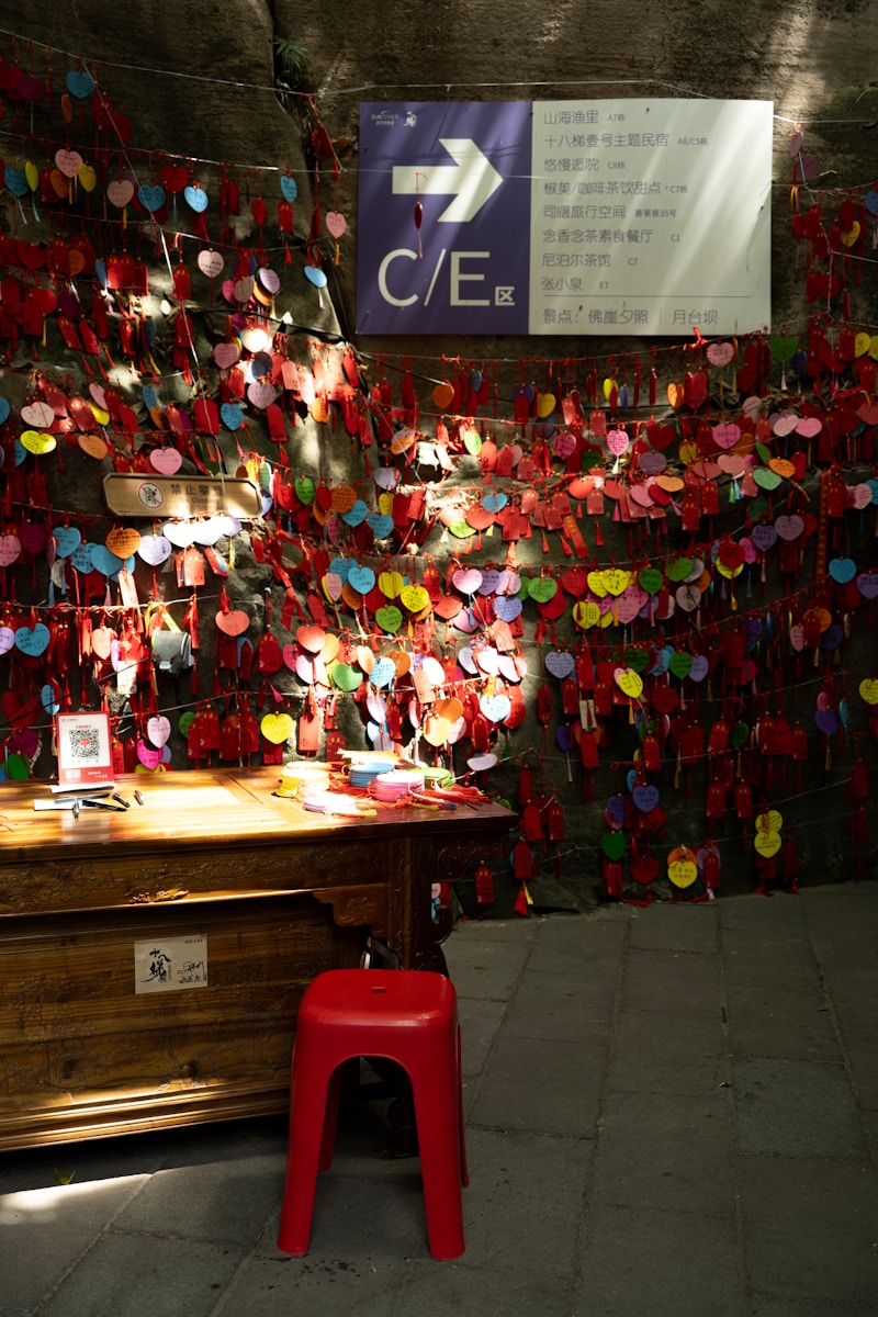 Dzieci bawią się w twórcze rysowanie, odkrywając naukę pisania w zabawny i interaktywny sposób