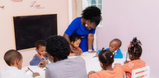 Jak skutecznie rozpocząć naukę pisania tekstów Dziecko w radosny sposób uczy się pisania, trzymając kolorowe kredki i tworząc rysunki na kartce pełnej pomysłów