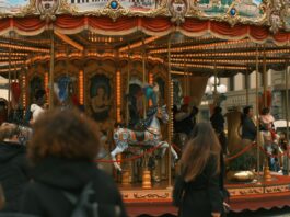 Najlepsze parki rozrywki idealne na weekend z dziećmi Zespół radosnych dzieci bawi się na atrakcyjnych zjeżdżalniach w parku rozrywki, idealnym na weekend z dziećmi