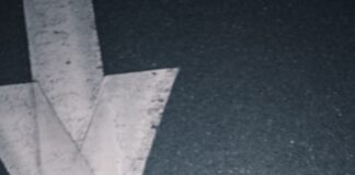 Porady dla początkujących biegaczy – jak zacząć biegać Zbliżenie na biegacza w ruchu, w lekkiej odzieży sportowej, trzymającego buty biegowe, idealne dla początkujących biegaczy