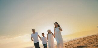 Jak utrzymać bliską relację z dorosłą córką na odległość Kobieta rozmawia przez telefon, uśmiechając się do ekranu, symbolizując bliską relację z dorosłą córką na odległość