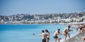 Rodzinne wycieczki nad morze – pomysły na weekend Rodzina bawiąca się na plaży, dzieci budujące zamki z piasku podczas rodzinnej wycieczki nad morze na weekend z dziećmi