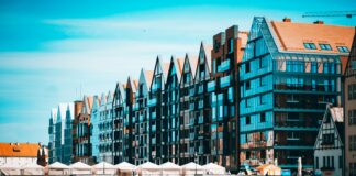 Różnice między SEO on-page a SEO off-page w praktyce Grafika ilustrująca różnice między SEO on-page a SEO off-page, z elementami analizy i strategii cyfrowej otoczonej ikonami SE