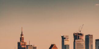 Jak skutecznie dobrać słowa kluczowe long-tail dla nowej strony Atrakcyjny wykres z wypunktowanymi strategiami doboru słów kluczowych long-tail dla nowej strony internetowej