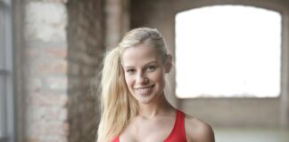 Skuteczny trening dla kobiet po 40 roku życia Aktywne kobiety po 40 w trakcie treningu, uśmiechnięte, ćwiczące na świeżym powietrzu dla zdrowia i dobrej kondycji