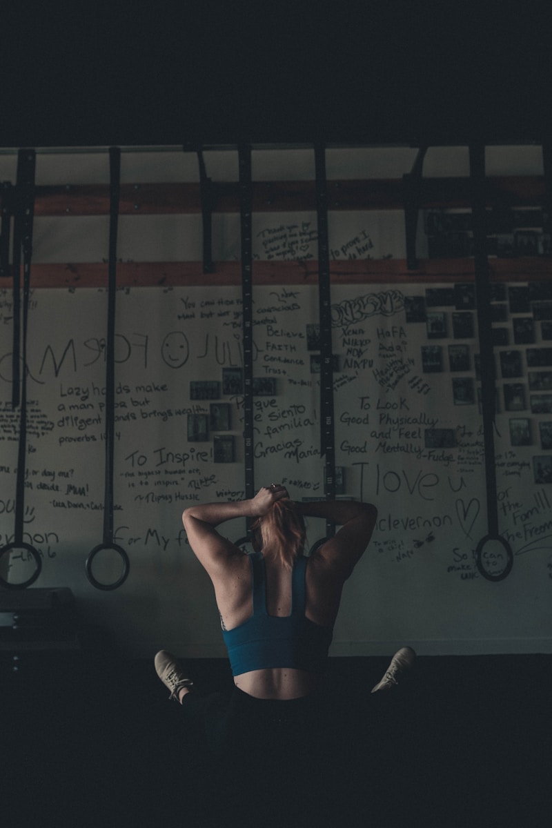 Kobieta w średnim wieku angażująca się w trening dla kobiet po 50, koncentrując się na zdrowej aktywności fizycznej