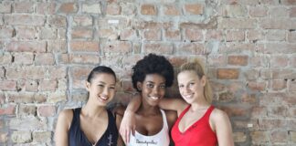 Trening dla kobiet po cesarskim cięciu – bezpieczne ćwiczenia Kobiety w różnym wieku uczestniczą w treningu dla kobiet po cc, wykonując ćwiczenia na macie w sali fitnessowej