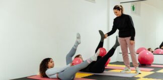 Trening dla kobiet w ciąży – bezpieczne metody ćwiczeń Aktywne kobiety w ciąży uczestniczą w kursie treningu dla kobiet w ciąży, ćwicząc pod okiem doświadczonego trenera