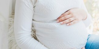 Trening dla kobiet w ciąży w Warszawie – co warto wiedzieć Aktywny trening dla kobiet w ciąży w Warszawie, z przyszłymi mamami ćwiczącymi w grupie pod okiem instruktora w przyjaznej at