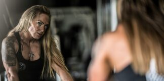 Skuteczny trening dla kobiet – jak zacząć i osiągnąć cele Kobiety w różnym wieku wykonują ćwiczenia na zewnątrz, uśmiechając się i ciesząc się z treningu dla kobiet