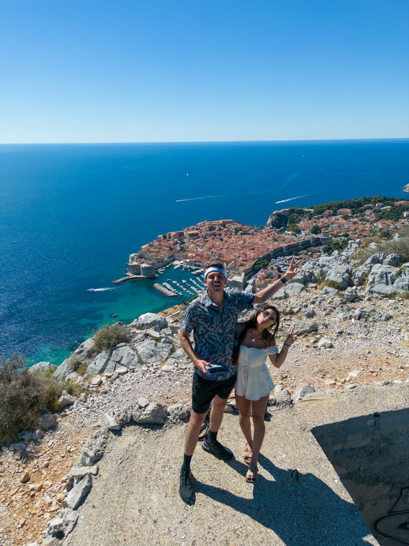 Rodzina spędzająca czas na świeżym powietrzu podczas weekendowego getaway dla rodzin z dziećmi w malowniczym parku