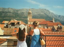 Weekendowe getaway dla rodzin z dziećmi – co zobaczyć? Rodzina spacerująca po malowniczej okolicy, ciesząca się weekendowym getaway dla rodzin z dziećmi w górach lub nad morzem